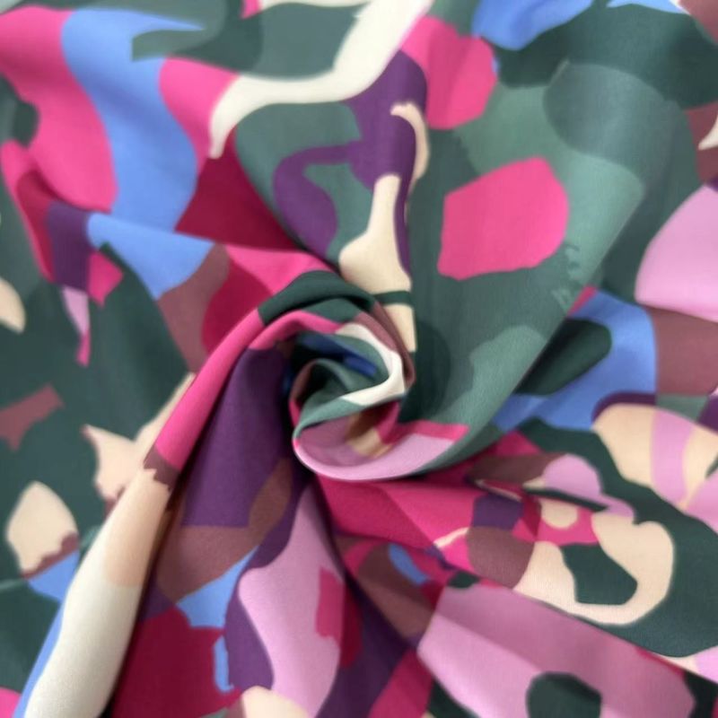 quick drying Graphic Print Fabric 100D+40D*100D+40D 134GSM For Unrestricted Movement